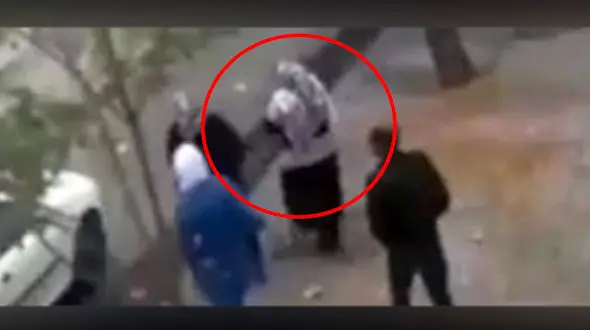 فیلم لحظه بلعیده شدن زن کرمانشاهی و بچه اش در پیاده رو / مردم شوکه اند +عکس