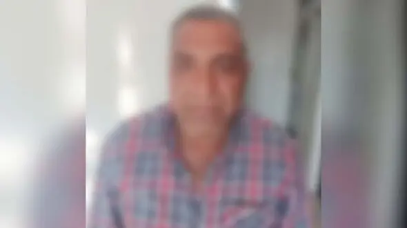 این مرد خارجی در نقش پلیس پول به جیب می زد + عکس