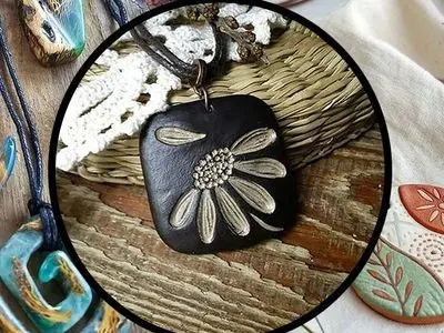 معرفی گردنبند سفالی نقش برجسته؛ اکسسوری خاص دخترانه