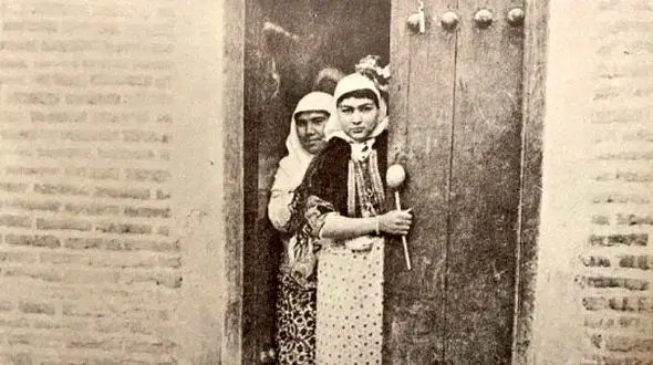 آخرین سوگلی ناصرالدین‌شاه با لباس چینی