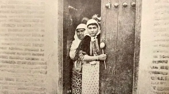 آخرین سوگلی ناصرالدین‌شاه با لباس چینی