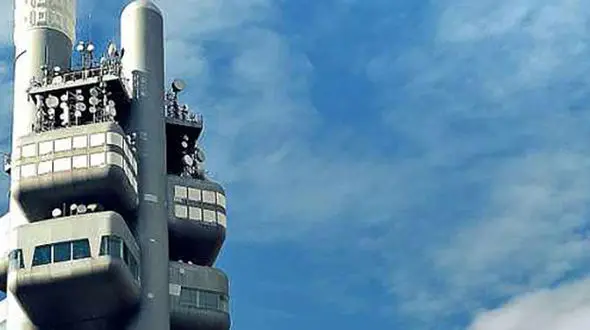 هتل یک اتاق خوابه در بالای یک برج تلویزیونی