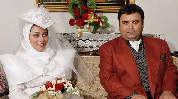سفر در زمان/ تصویر پربازدید از عروسی اکبر عبدی/ کت و شلوار مشکی با کراوات مشکی  