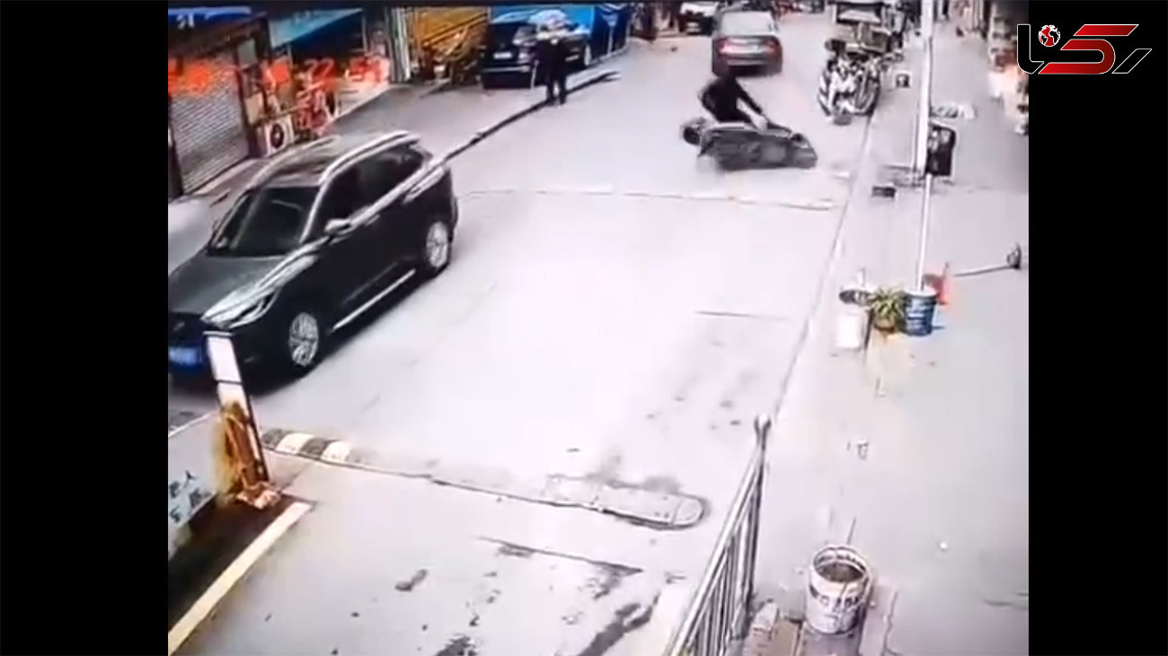 ببینید / تصاویری وحشتناک از به پرواز در آمدن یک عابر پیاده پس از تصادف در خیابان + فیلم