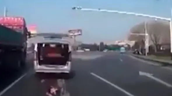 لحظه وحشتناک  پرتاب شدن کودک به بیرون از ماشین +فیلم