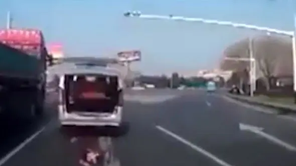 لحظه وحشتناک  پرتاب شدن کودک به بیرون از ماشین +فیلم