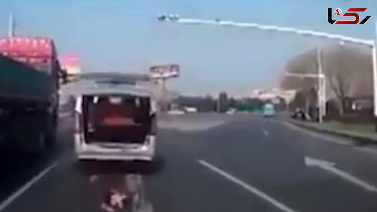 لحظه وحشتناک  پرتاب شدن کودک به بیرون از ماشین +فیلم