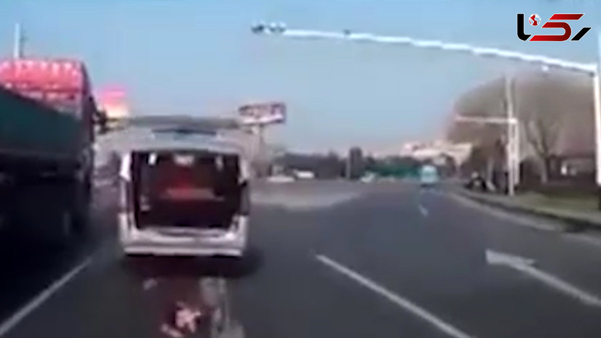 لحظه وحشتناک  پرتاب شدن کودک به بیرون از ماشین +فیلم