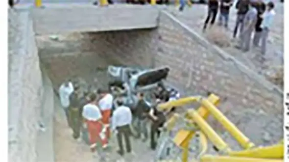 مرگ تلخ مادر و کودک در سقوط پژو 405 از پل جاده نهاوند + عکس