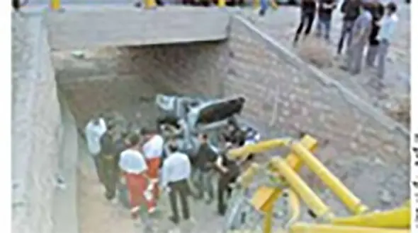 مرگ تلخ مادر و کودک در سقوط پژو 405 از پل جاده نهاوند + عکس