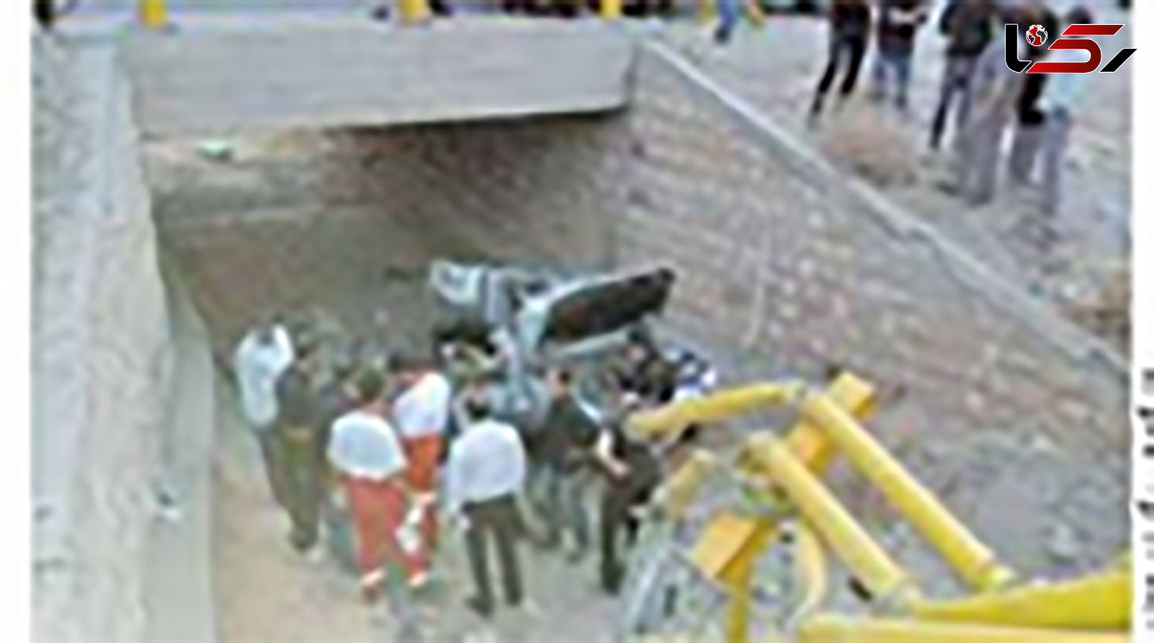 مرگ تلخ مادر و کودک در سقوط پژو 405 از پل جاده نهاوند + عکس