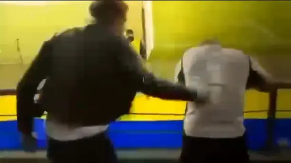 ببینید: مشت و لگدهای بی‌رحمانه دختر جوان بر صورت پسر جوان!