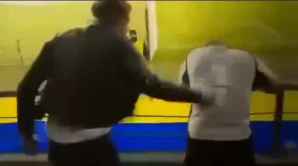 ببینید: مشت و لگدهای بی‌رحمانه دختر جوان بر صورت پسر جوان!