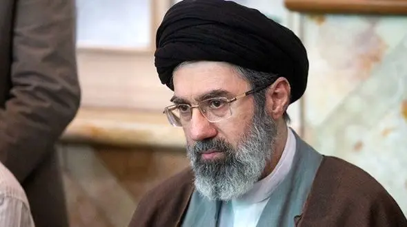 عکس معنادار  کفش  اسپورت سیدمجتبی خامنه‌ای فرزند رهبری انقلاب ! / با دیدن برند و قیمتش شوکه می شوید