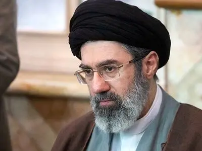 عکس معنادار  کفش  اسپورت سیدمجتبی خامنه‌ای فرزند رهبری انقلاب ! / با دیدن برند و قیمتش شوکه می شوید