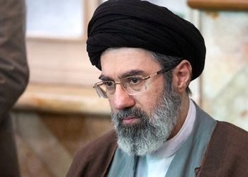 عکس معنادار  کفش  اسپورت سیدمجتبی خامنه‌ای فرزند رهبری انقلاب ! / با دیدن برند و قیمتش شوکه می شوید