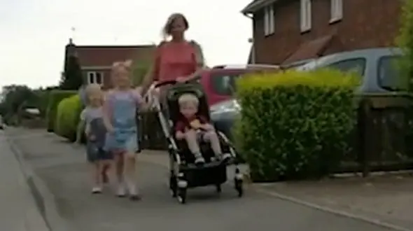 مادری که برای کودکانش هر روز ۱۱ کیلومتر را طی می‌کند