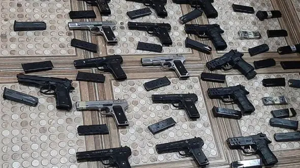 بازداشت 2 مرد با محموله سنگین سلاح و مهمات در کرمان / مقصد این محموله شیراز بود