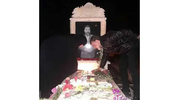 ننه علی بر سر مزار پسرش در روز اول عید + عکس