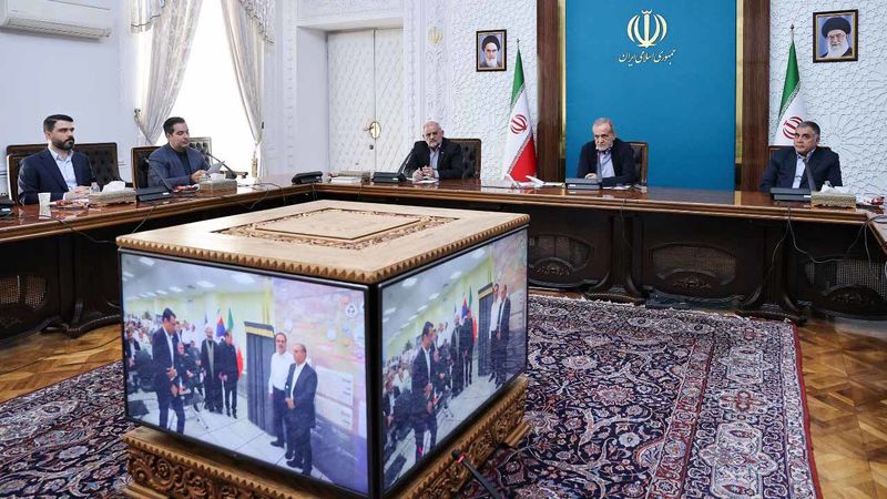 مسعود پزشکیان رییس جمهور و محسن پاک‌نژاد امروز(شنبه، ۲۵ مرداد)  در آیین بهره‌برداری از طرح جمع‌آوری گازهای همراه میدان‌های جنوب استان ایلام (ان‌جی‌ال ۳۱۰۰) در هیات دولت