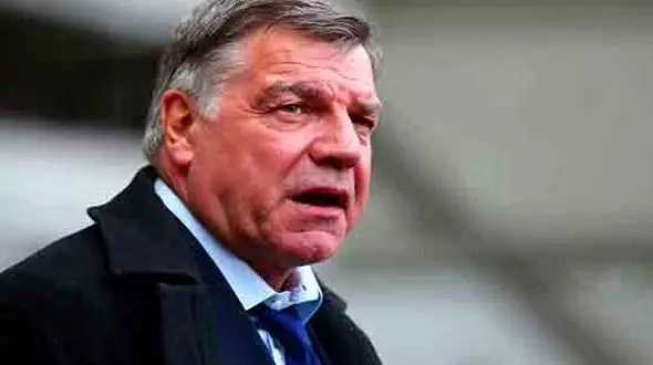 یک ایرانی ۴۹ میلیارد تومان برای مربی لیگ برتری می پردازد! 