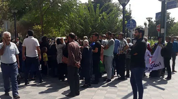 تجمعات اعتراضی به پرونده طلای شادی مقابل دادستانی تهران