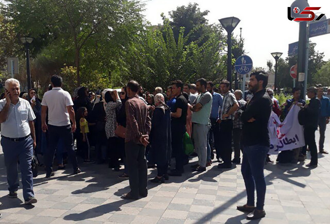 تجمعات اعتراضی به پرونده طلای شادی مقابل دادستانی تهران