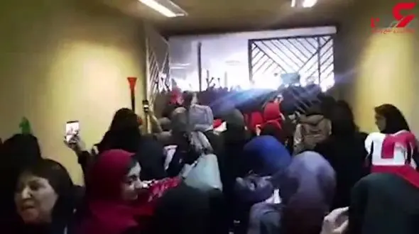 لحظه ورود زنان به ورزشگاه آزادی +فیلم