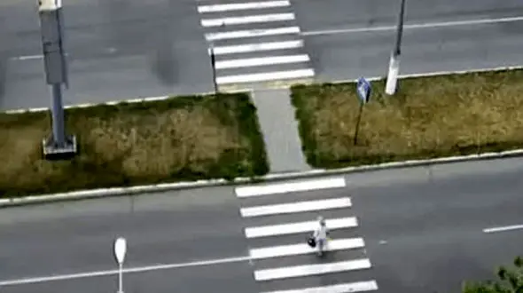 فیلم تصادف شدید موتورسوار با زن نگون‌بخت روی خط عابر پیاده + فیلم 