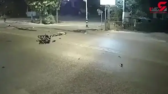 راننده تاکسی بی وجدان پس از تصادف وحشتناک با دو موتورسیکلت فرار کرد+تصویر