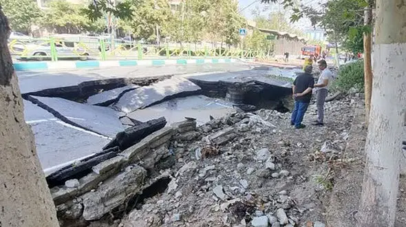 بهسازی محل نشست خیابان ولیعصر تا عمق ۱۰۰ متر / امشب عملیات آسفالت انجام می شود