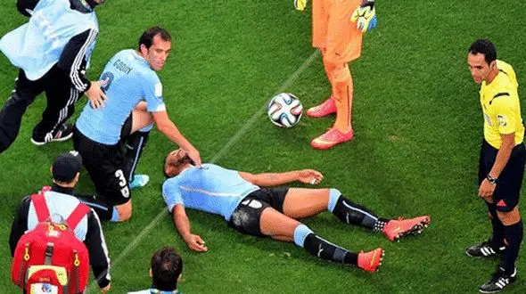 فیلم لحظه ایست قلبی بازیکنان فوتبال در وسط زمین 