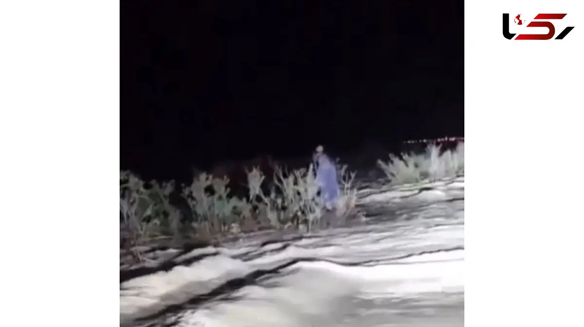 پایان دلهره‌آور حادثه سیلاب در هرمزگان / زوج جوان روی سقف خودرو نجات یافتند + ویدیو