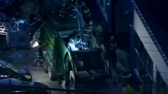 یک مرد زیر زباله ها زنده به گور شده بود!+ تصویر