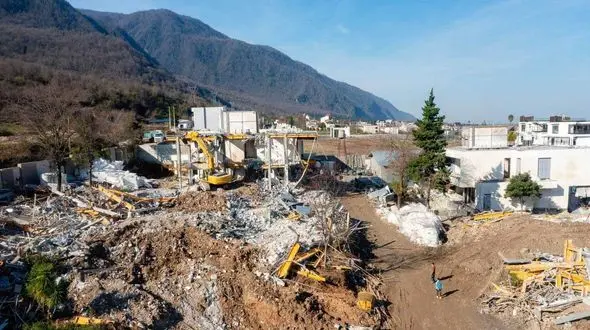  ۶۴ ویلای غیرمجاز فرزندان یک چهره مشهور اقتصادی در نوشهر تخریب شد + عکس 