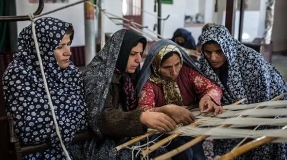 پیشنهاد دولت بن 5 هزار تومانی برای نان بود / از بین رفتن معاش زنان سرپرست خانوار / ماسک را به کسی پیشنهاد دهیم که تا کمر در زباله است؟