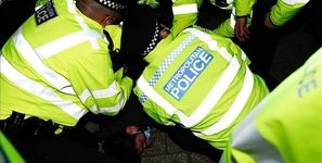 خشونت پلیس انگلیس علیه جوان رنگین پوست