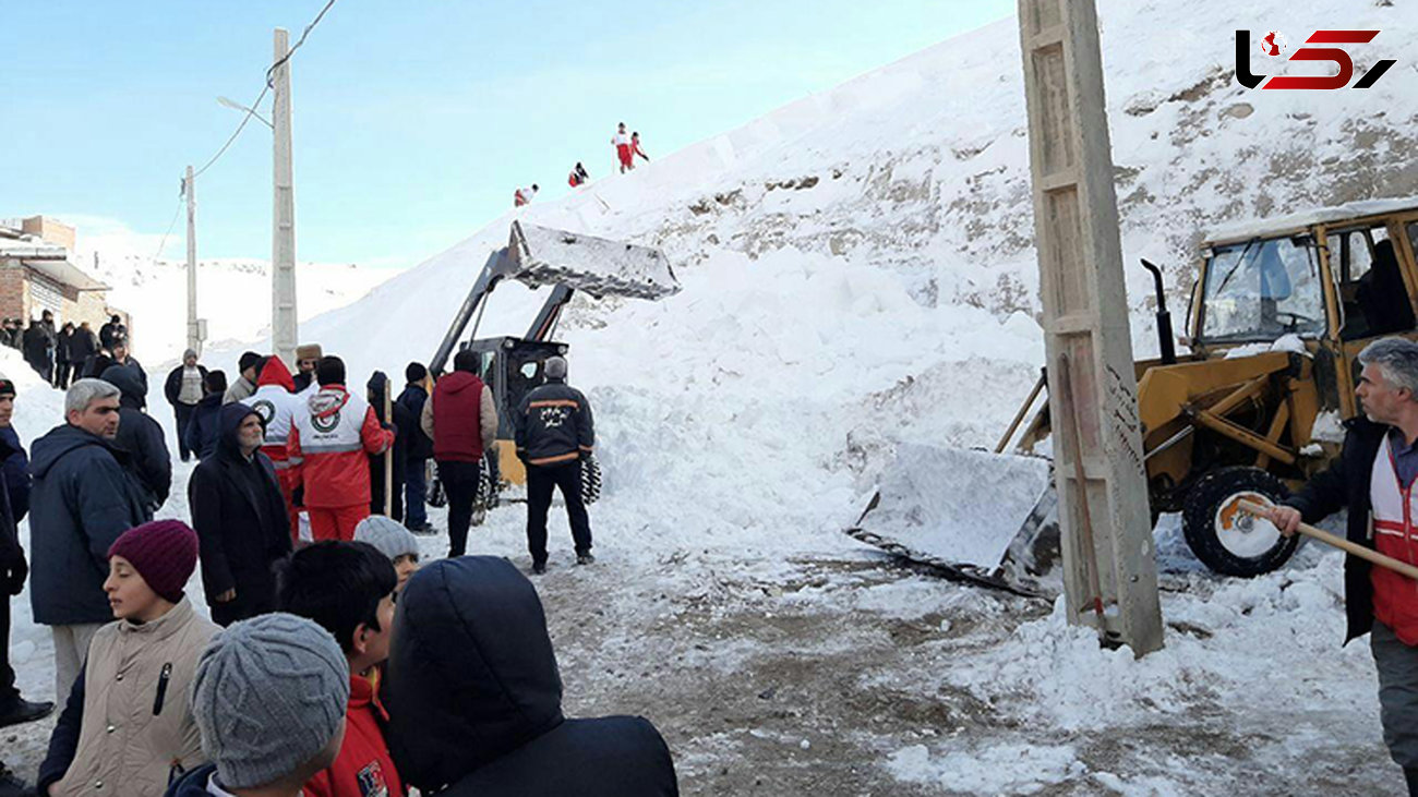 پسر 11 ساله یک ساعت زیر کوهی از برف بود/ همه در اسکو برای نجات او آمدند +عکس