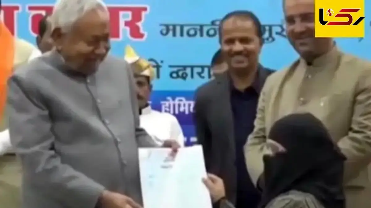 ماجرای جنجالی پایین کشیدن حجاب یک پزشک هندی توسط وزیر + فیلم