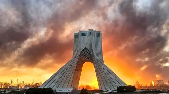 فیلم / حملات آمریکا و اسرائیل به ایران، برج آزادی را تخریب کرد 