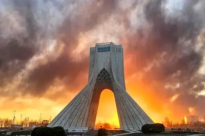 فیلم / حملات آمریکا و اسرائیل به ایران، برج آزادی را تخریب کرد 