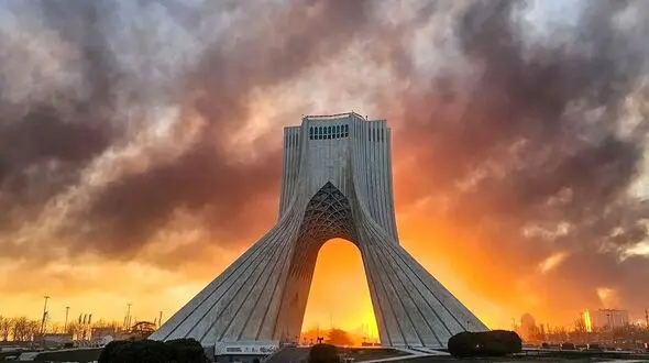 فیلم / حملات آمریکا و اسرائیل به ایران، برج آزادی را تخریب کرد 