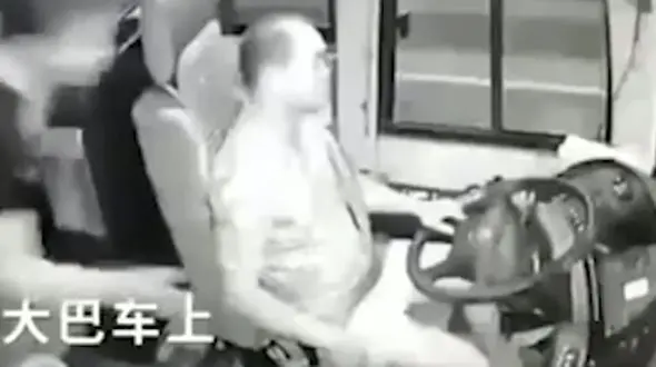 اقدام جنون آمیز  مسافر اتوبوس در تونل + فیلم