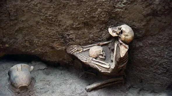 عکس از اسکلت مادری که می خواست جان فرزندش را در زلزله حفظ کند!