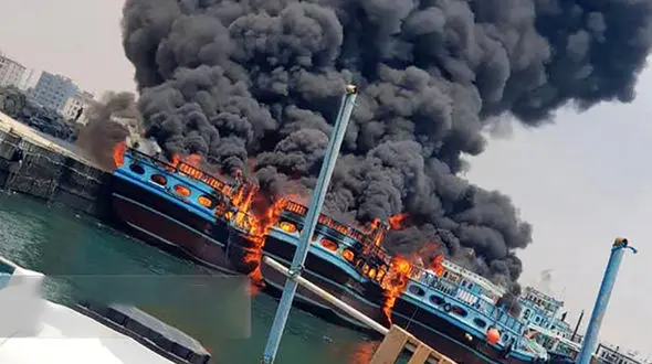 فیلم لحظه آتش گرفتن وحشتناک 4 لنج در بندر جاسک / علت چه بود؟