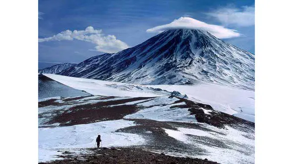 یک اتفاق عجیب/ بارش برف در چله تابستان  قله دماوند