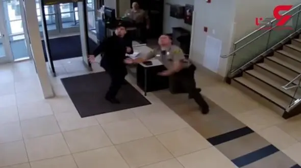 شیرجه رفتن متهم دستبند به دست از بالکن دادگاه + فیلم