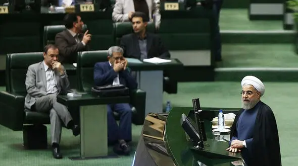 واکنش نمایندگان به برگزاری مراسم تحلیف