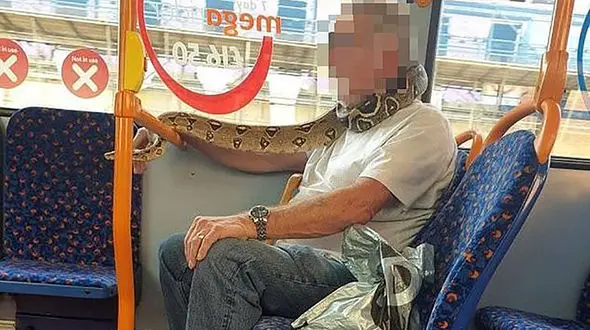 ماسک باور نکردنی یک مرد مسافران اتوبوس را به وحشت انداخت + عکس