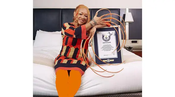 لباس پوشیدن این زن 168 ساعت زمان می برد+عکس